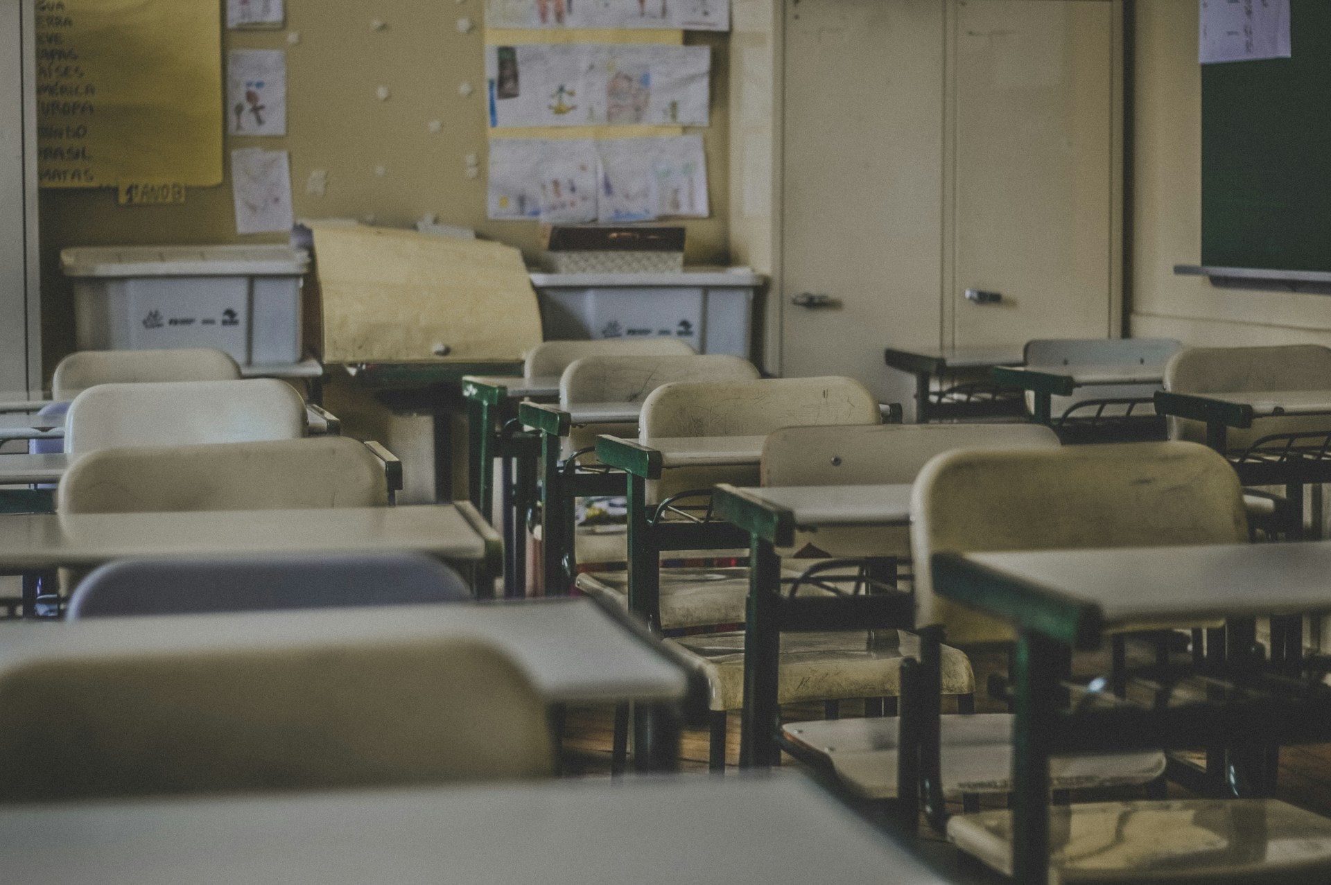 Photo by <a href="https://unsplash.com/@flpschi?utm_source=unsplash&utm_medium=referral&utm_content=creditCopyText">Feliphe Schiarolli</a> on <a href="https://unsplash.com/photos/photography-of-school-room-hes6nUC1MVc?utm_source=unsplash&utm_medium=referral&utm_content=creditCopyText">Unsplash</a>